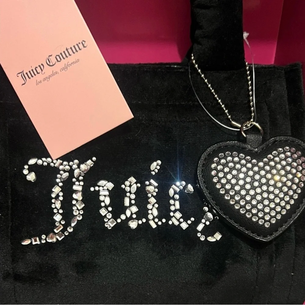 Juicy Couture Big Spender 3-Piece
Gift Box Set in velvet "Liquorice" colorway. - Picture 2 of 6